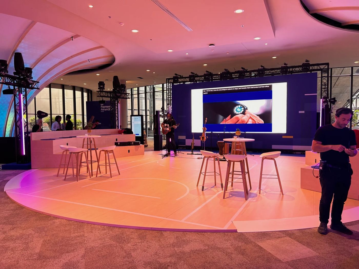 Espace de réception avec tables hautes et tabourets