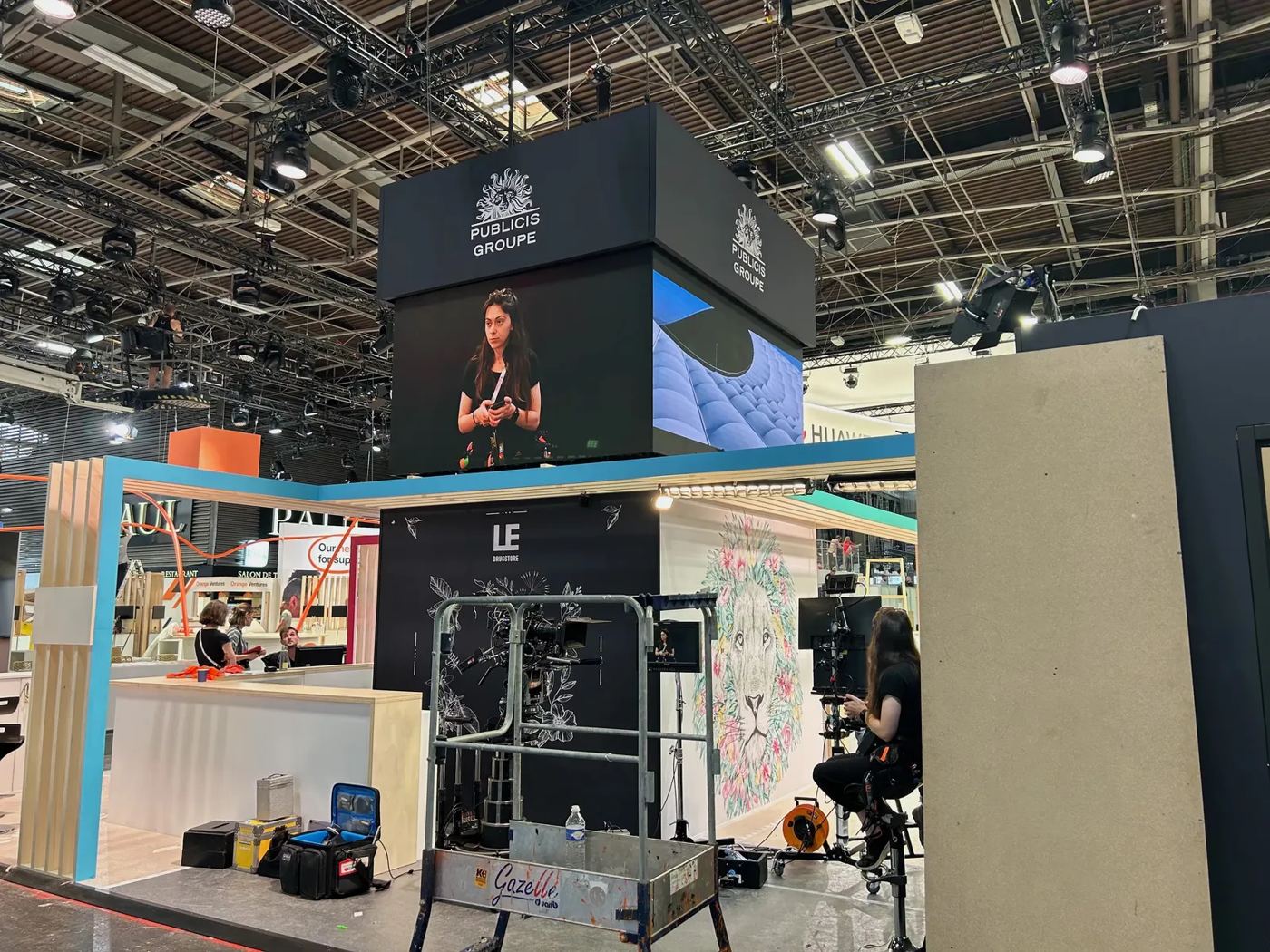 Stand d'exposition avec écrans sur un salon